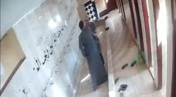 اعتداء صادم.. كاميرات ترصد لحظة ضرب شاب مؤذن المسجد بسبب اعتراض على أذان الفجر